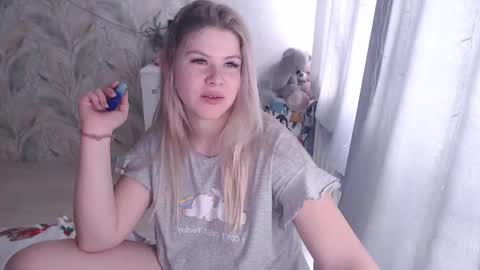 Melissa  Ray online show from December 15, 7:46 am