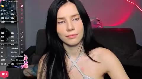 mellhyees online show from December 5, 7:37 pm