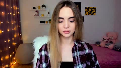 Snapshot of mellifluoustess chatting on December 6, 7:55 pm Tessa online show from December 6, 7:55 pm