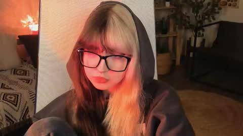 Mia online show from October 19, 4:09 pm