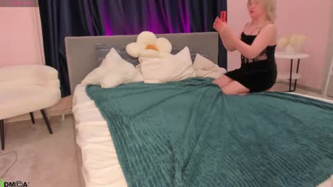 Mia online show from June 22, 3:00 am