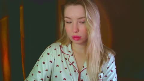 Mia online show from December 18, 3:15 am