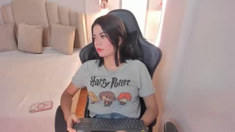 Mia online show from September 12, 7:07 am