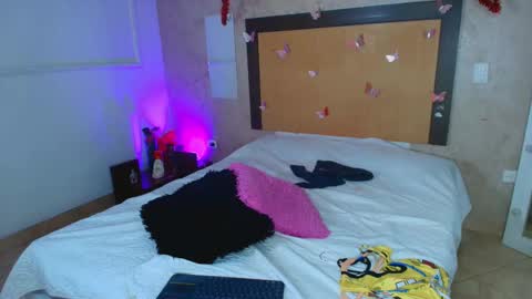 MIALOPEZ      .     Y      .      online show from February 24, 8:18 pm