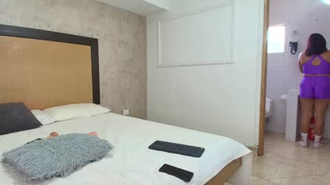 MIALOPEZ      .     Y      .      online show from January 14, 6:17 pm