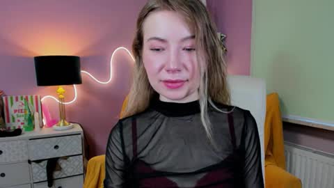 Mia online show from November 12, 8:01 am