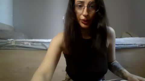 Mia online show from June 16, 9:43 am