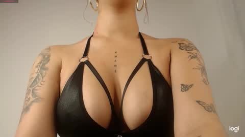 mia independent model online show from February 3, 12:21 pm