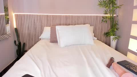 Mia online show from February 8, 7:23 am