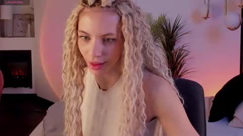 Snapshot of mia_silk chatting on October 22, 6:29 am Mia online show from October 22, 6:29 am