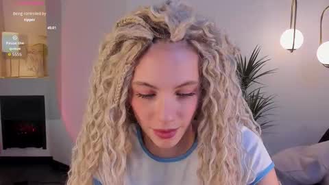 Snapshot of mia_silk chatting on October 21, 6:28 am Mia online show from October 21, 6:28 am