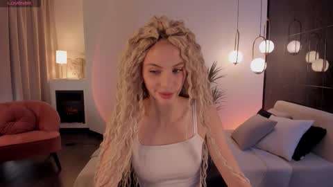 Snapshot of mia_silk chatting on October 20, 6:27 am Mia online show from October 20, 6:27 am