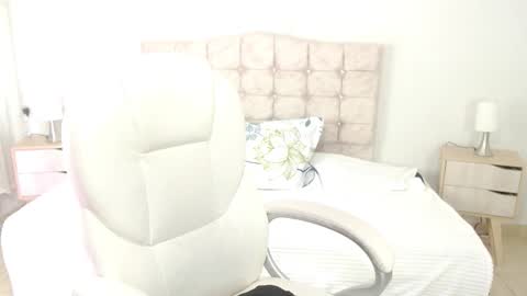 Mia  online show from October 6, 3:01 am