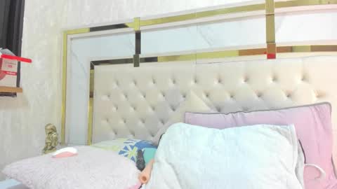 mia_vy online show from December 14, 3:01 am