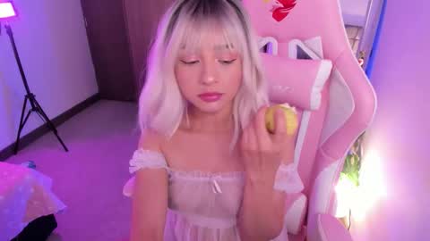 Snapshot of miaa_06 chatting on October 15, 1:30 am mia  nicolle online show from October 15, 1:30 am