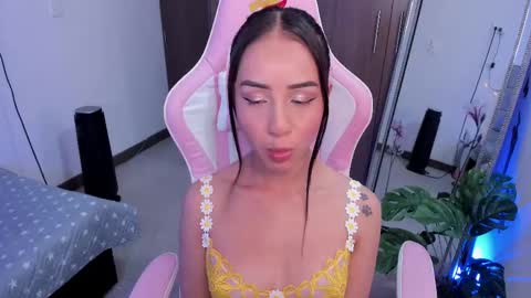 Snapshot of miaa_06 chatting on March 5, 4:35 am mia  nicolle online show from March 5, 4:35 am