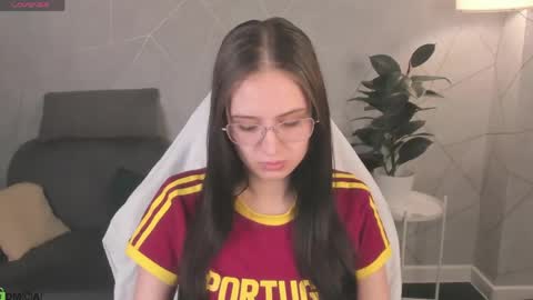 Mia online show from April 16, 11:32 am