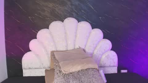 Mia online show from April 6, 12:06 pm