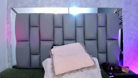 Mia online show from February 6, 12:04 pm