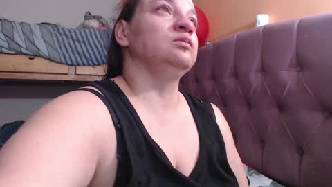 Snapshot of miaabrownn chatting on December 17, 7:37 pm MIA online show from December 17, 7:37 pm