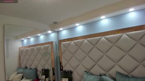 Mia  online show from November 29, 1:31 am