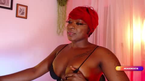 Snapshot of miaknox chatting on January 22, 10:40 am Mia online show from January 22, 10:40 am