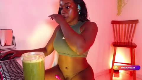 Snapshot of miaknox chatting on March 5, 9:05 am Mia online show from March 5, 9:05 am