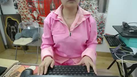 Mia online show from December 17, 9:02 am