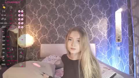 Mia online show from November 8, 4:01 pm