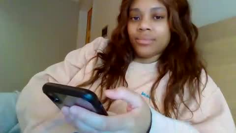 Snapshot of miamuffin8 chatting on December 12, 8:47 am MiaMuffn online show from December 12, 8:47 am