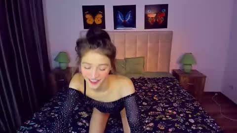 Mia online show from December 7, 6:37 pm