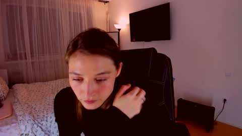 Mia online show from April 8, 7:49 pm