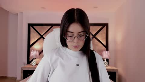 Mia online show from January 28, 9:19 pm