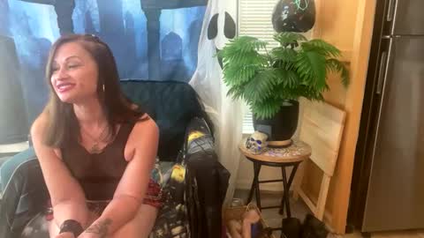 Snapshot of milfymia73 chatting on October 27, 10:26 pm Mia online show from October 27, 10:26 pm
