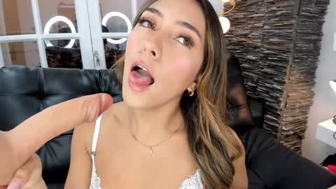 Zoe online show from December 4, 7:01 pm