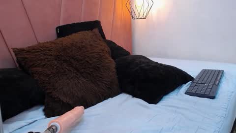 mia online show from November 26, 11:33 am