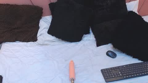 mia online show from December 4, 11:23 am