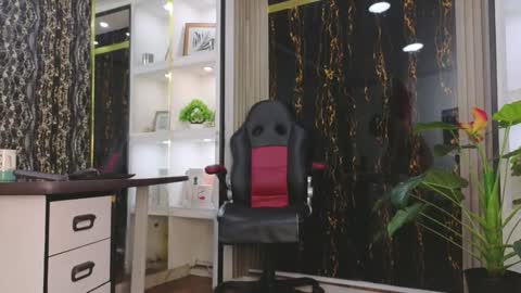 Escarlet online show from February 5, 7:00 am