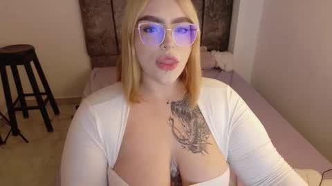 missevans_ online show from January 17, 11:45 pm