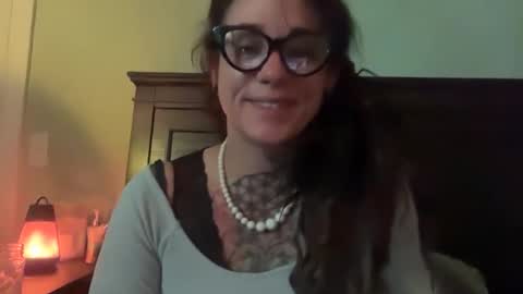 misshoneybadger333 online show from October 21, 2:04 am