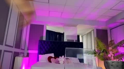 misskiarra online show from September 27, 7:04 am