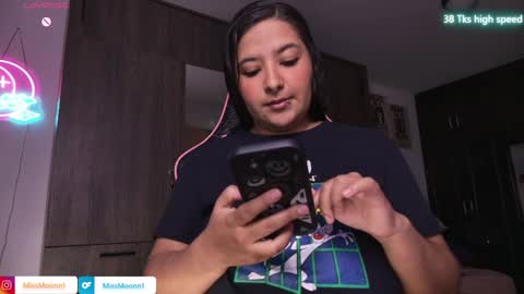 MissMoon online show from April 6, 7:15 pm