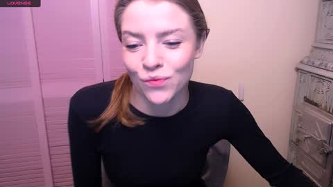 Snapshot of missoliviaa_ chatting on December 22, 7:44 am Olivia online show from December 22, 7:44 am