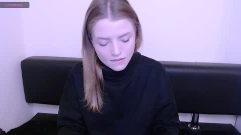 Snapshot of missoliviaa_ chatting on December 11, 9:19 am Olivia online show from December 11, 9:19 am