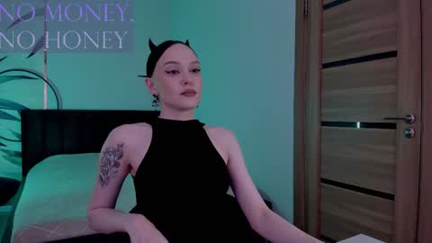 Snapshot of mistress_mialibra chatting on October 26, 11:22 pm Mistress Mia online show from October 26, 11:22 pm