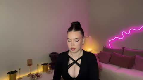 Mia online show from June 13, 2:58 pm