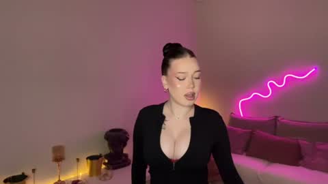 Mia online show from June 17, 1:23 pm