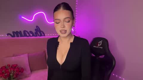 Mia online show from November 6, 9:21 pm