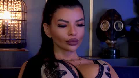 Elenia online show from October 7, 1:15 pm