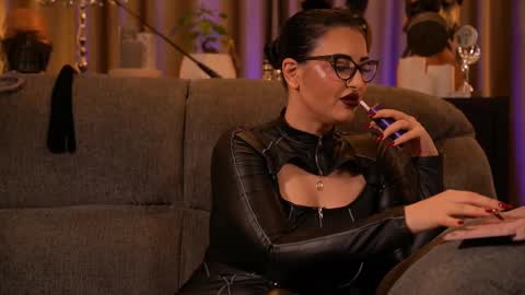 Snapshot of mistresskellykent chatting on October 24, 11:45 pm Mistress Kelly online show from October 24, 11:45 pm